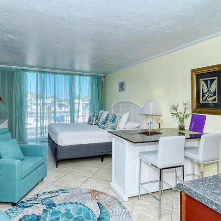 Waterfront Room, Heated Pool, Tiki Bar & Grill Sarasota Extérieur photo