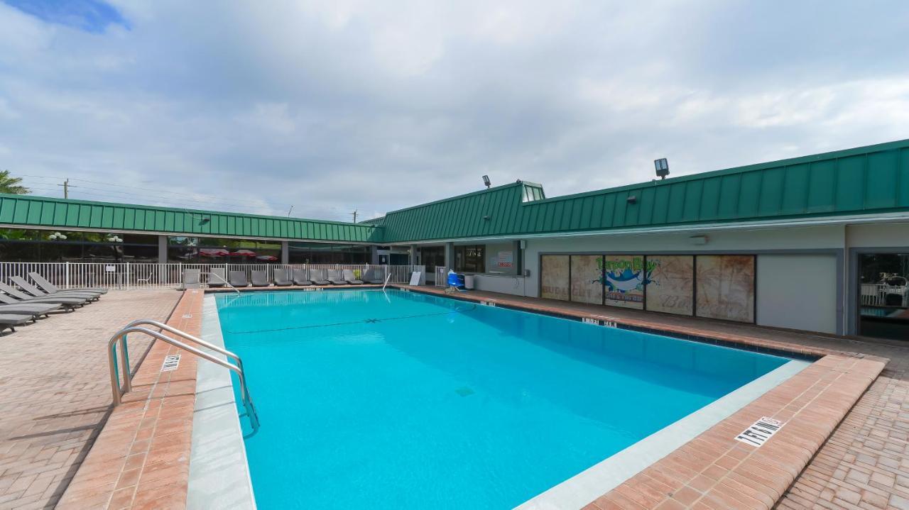 Waterfront Room, Heated Pool, Tiki Bar & Grill Sarasota Extérieur photo