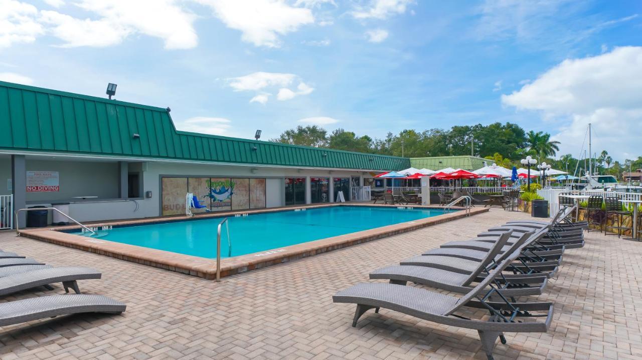 Waterfront Room, Heated Pool, Tiki Bar & Grill Sarasota Extérieur photo