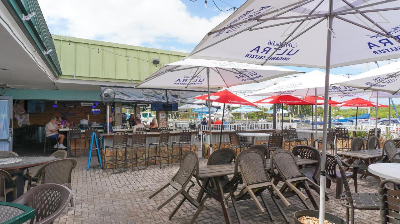 Waterfront Room, Heated Pool, Tiki Bar & Grill Sarasota Extérieur photo