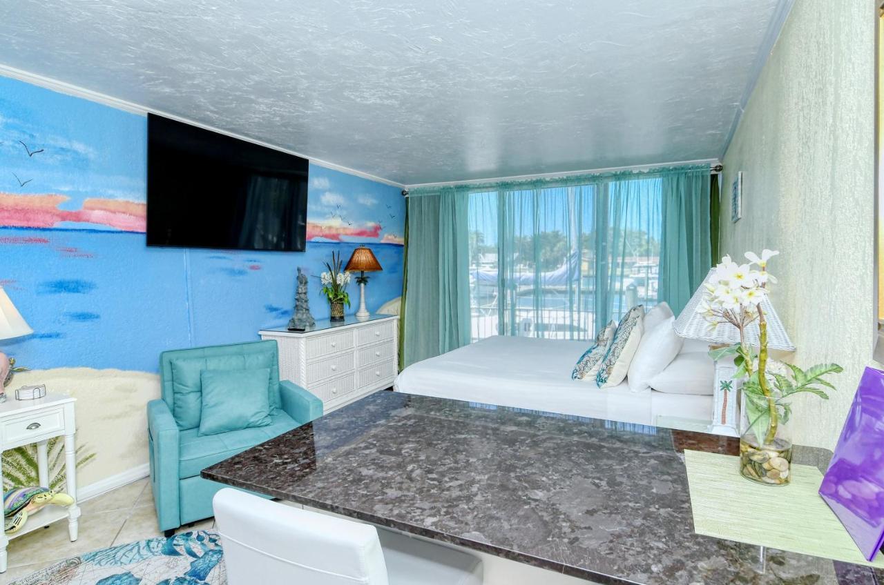 Waterfront Room, Heated Pool, Tiki Bar & Grill Sarasota Extérieur photo